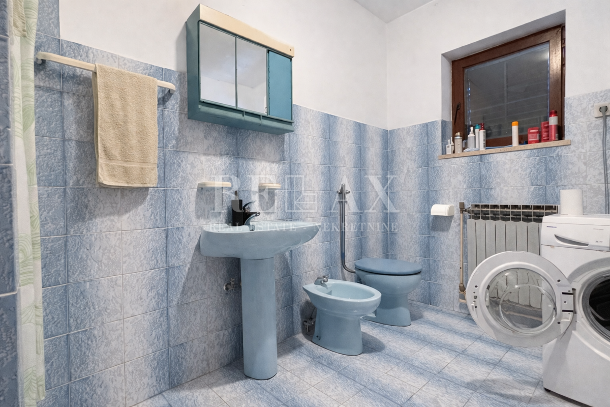 Reka, Podhum - hiša z dvema stanovanjema in dvema garažama