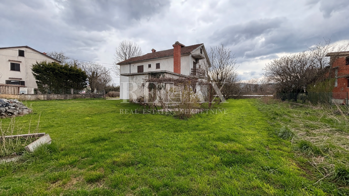 Reka, Podhum - hiša z dvema stanovanjema in dvema garažama