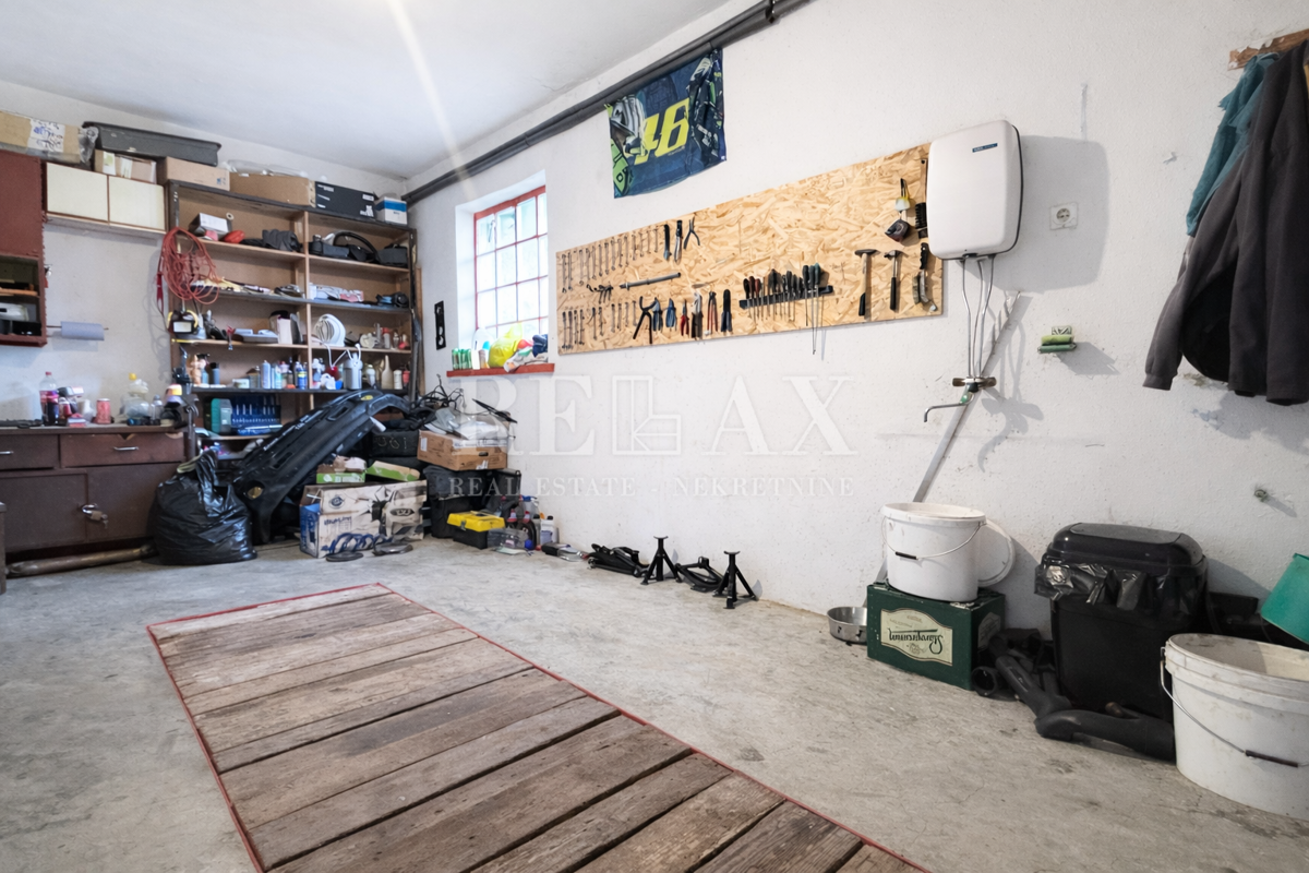 Reka, Podhum - hiša z dvema stanovanjema in dvema garažama