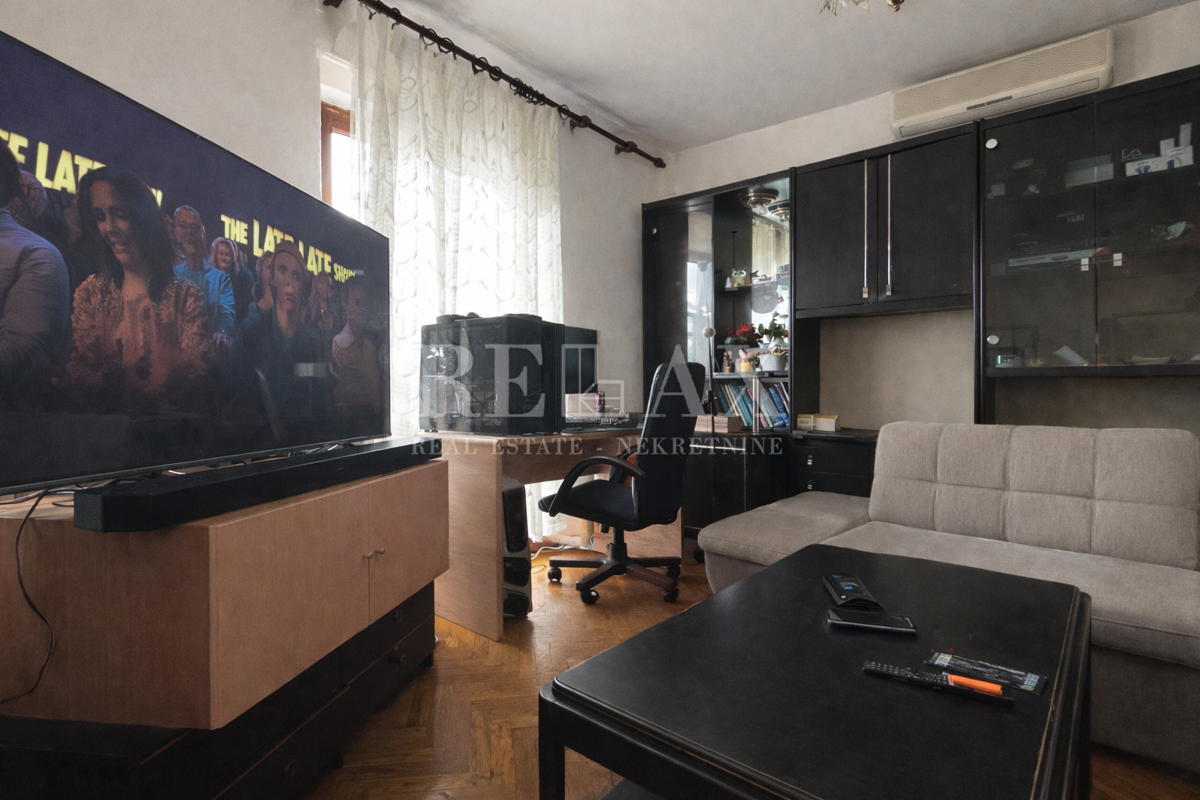 Reka, Podhum - hiša z dvema stanovanjema in dvema garažama