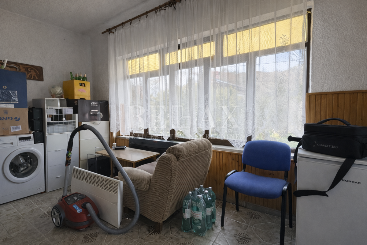 Reka, Podhum - hiša z dvema stanovanjema in dvema garažama