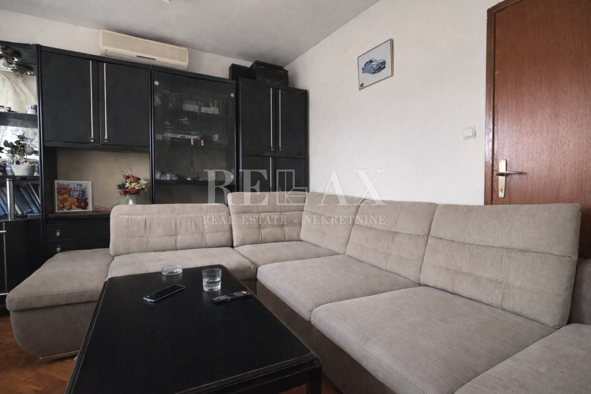 Reka, Podhum - hiša z dvema stanovanjema in dvema garažama