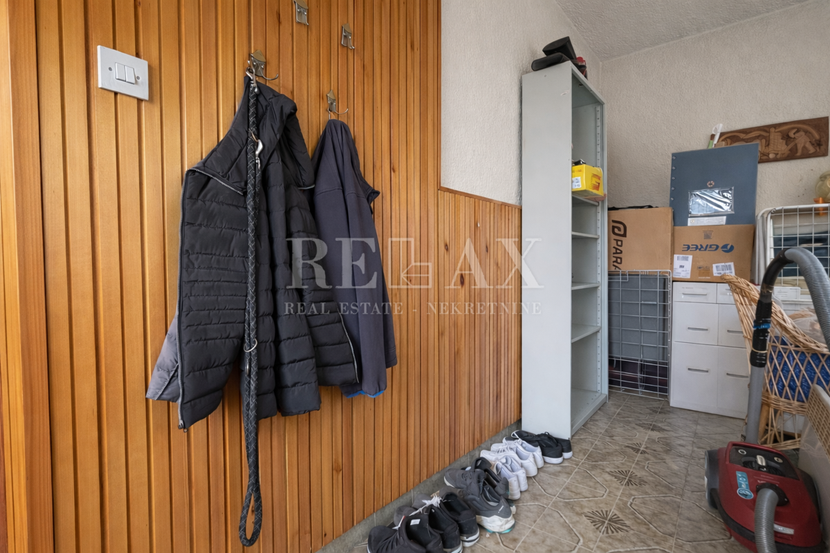 Reka, Podhum - hiša z dvema stanovanjema in dvema garažama