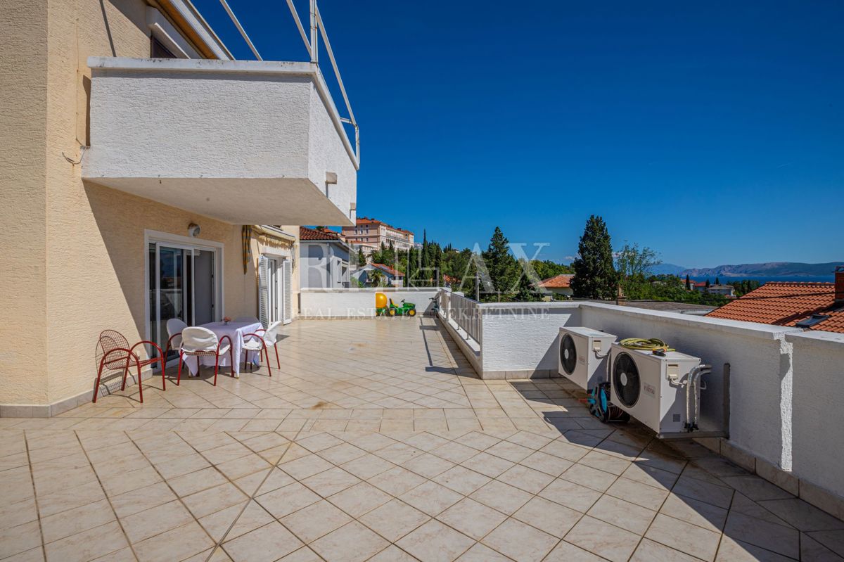 Crikvenica - hiša z restavracijo na odlični lokaciji