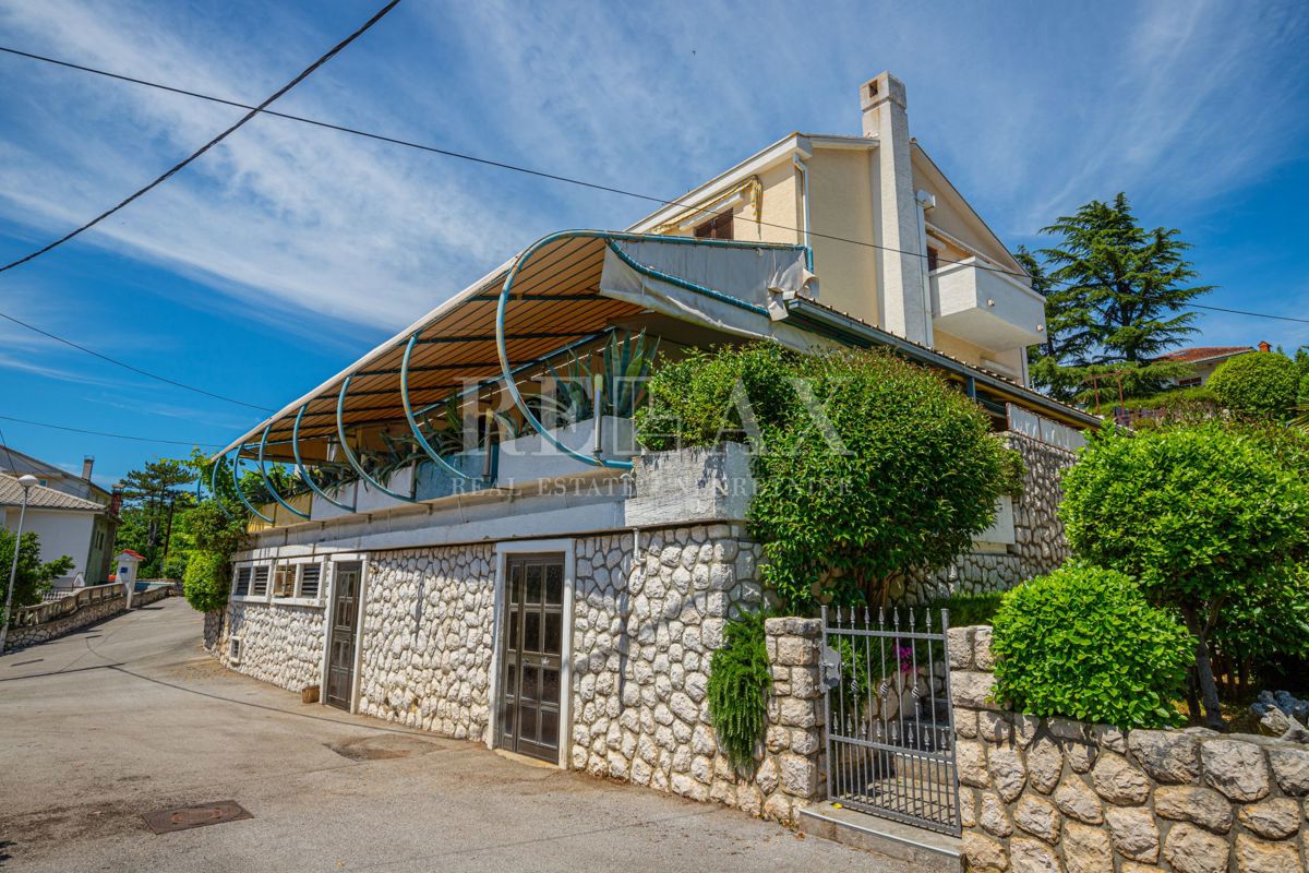 Crikvenica - hiša z restavracijo na odlični lokaciji