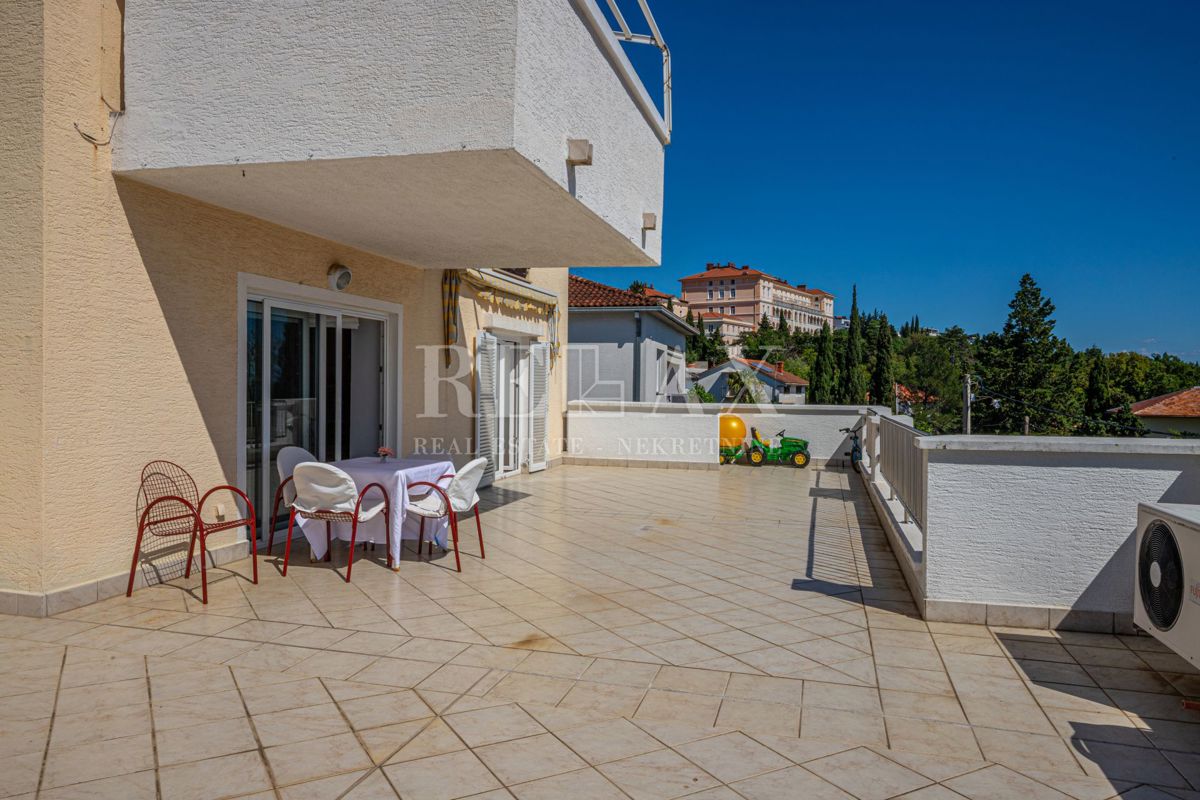 Crikvenica - hiša z restavracijo na odlični lokaciji