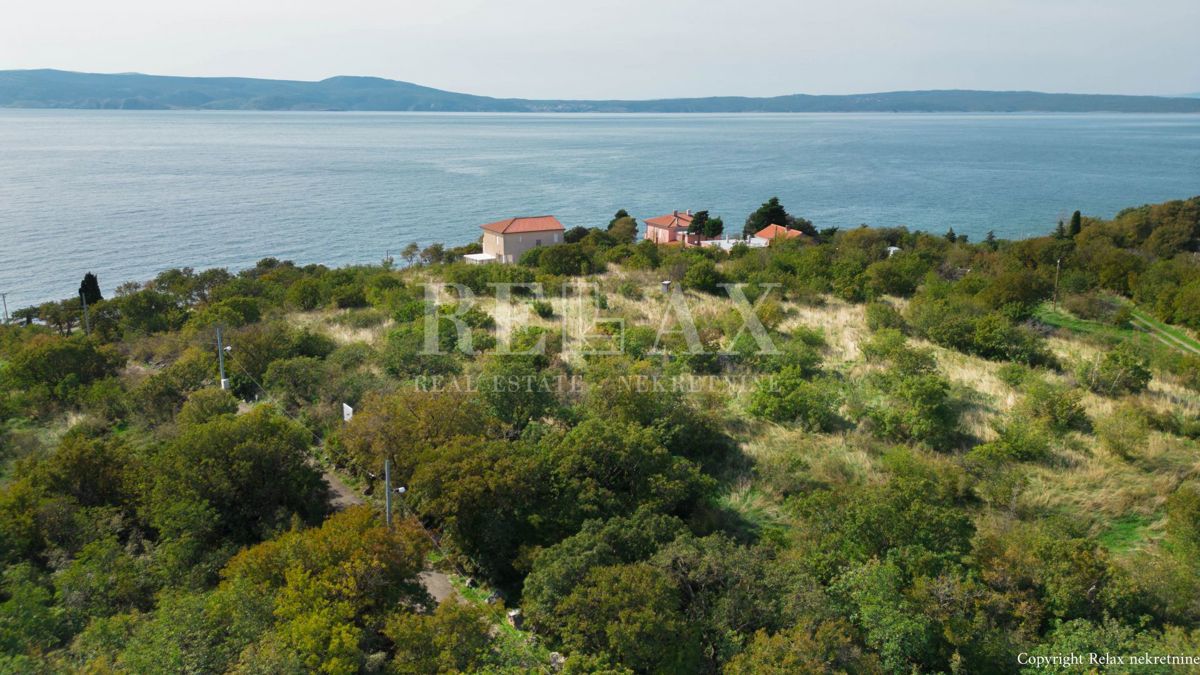 Novi Vinodolski - zemljišče prva vrsta do morja za gradnjo hotela
