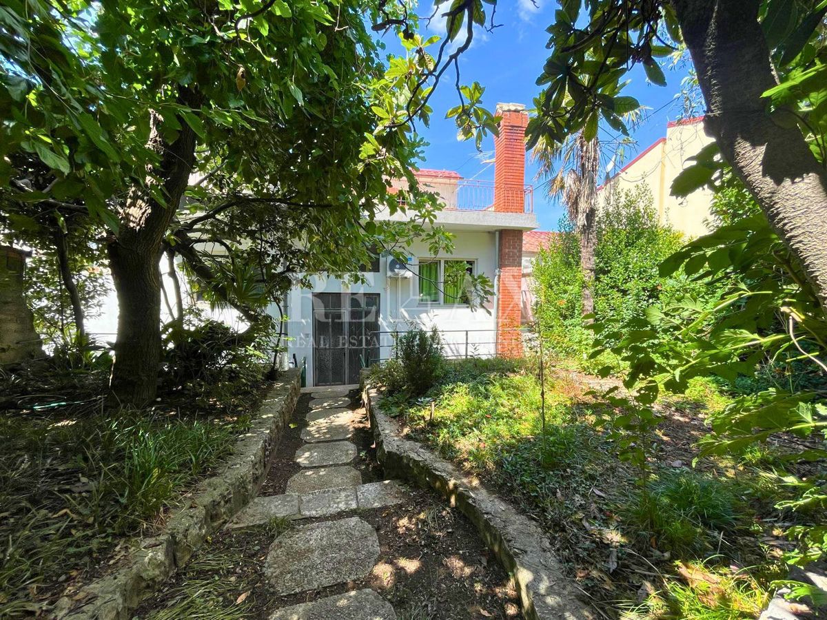 Crikvenica - hiša v centru, vrhunska lokacija, parkirišče