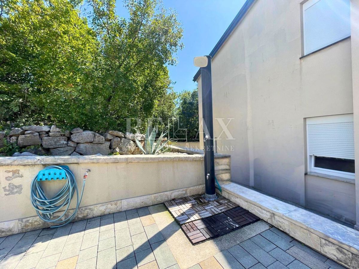 Selce – apartma z vrtom, bazenom in parkirnim mestom