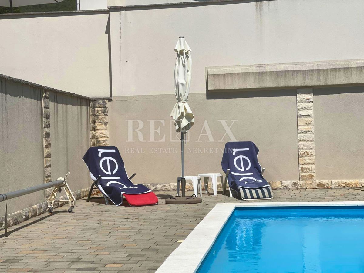 Selce – apartma z vrtom, bazenom in parkirnim mestom