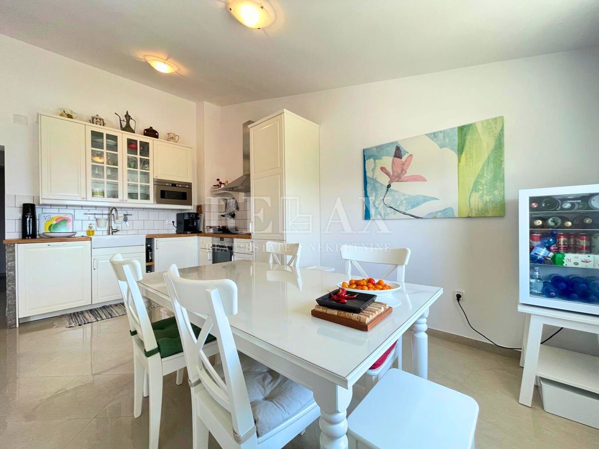 Selce – apartma z vrtom, bazenom in parkirnim mestom