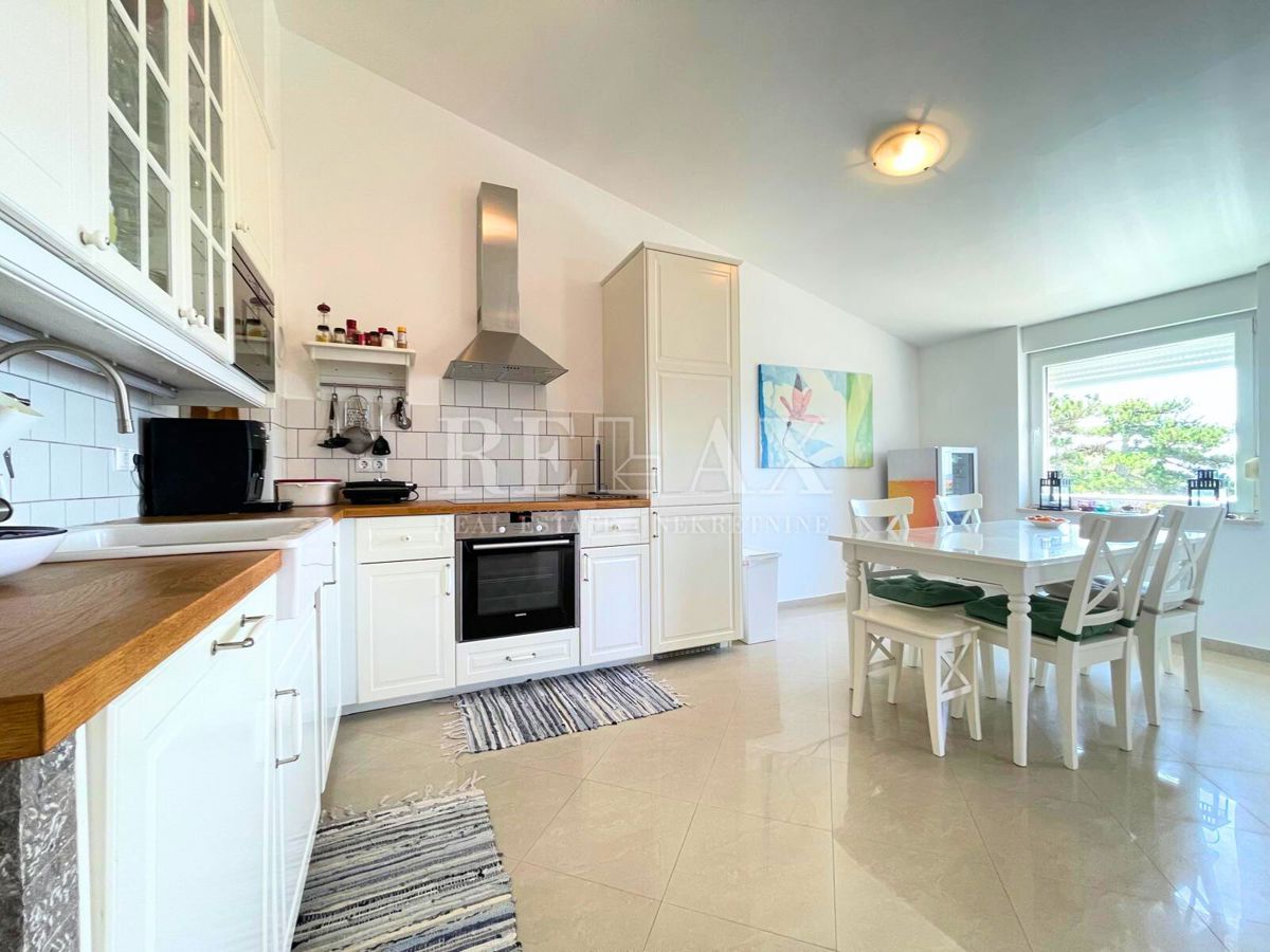 Selce – apartma z vrtom, bazenom in parkirnim mestom