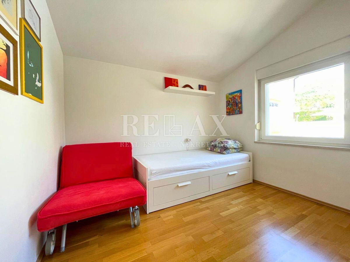 Selce – apartma z vrtom, bazenom in parkirnim mestom