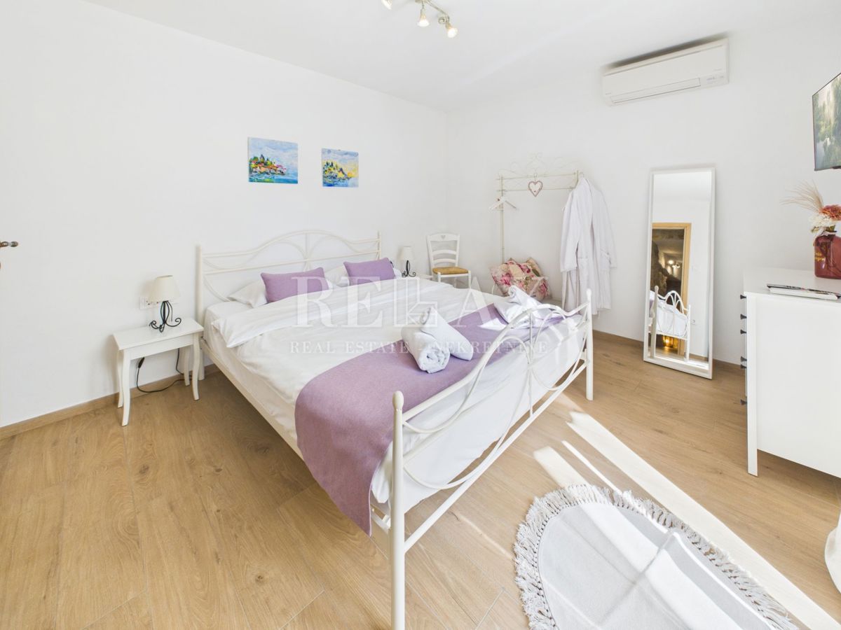 Bribir - kamnita vila z ogrevanim bazenom