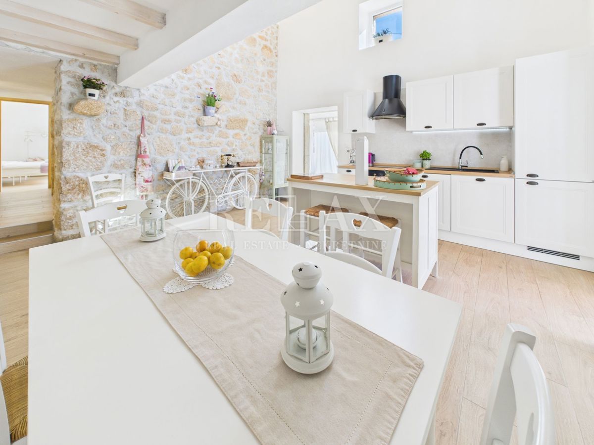 Bribir - kamnita vila z ogrevanim bazenom