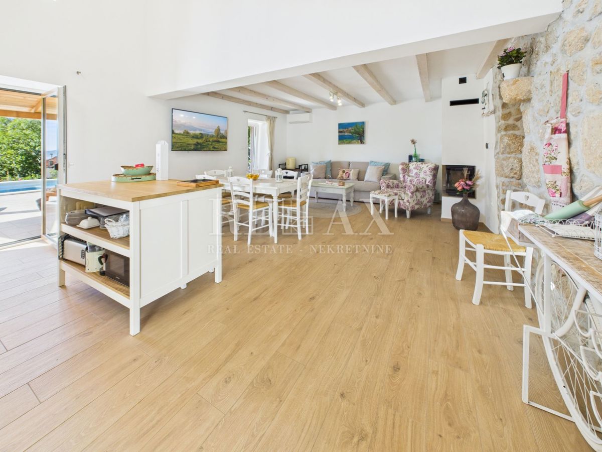 Bribir - kamnita vila z ogrevanim bazenom