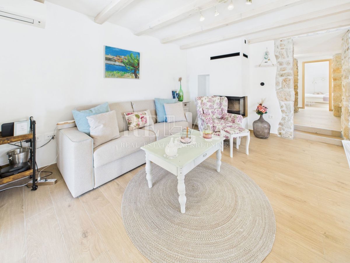 Bribir - kamnita vila z ogrevanim bazenom