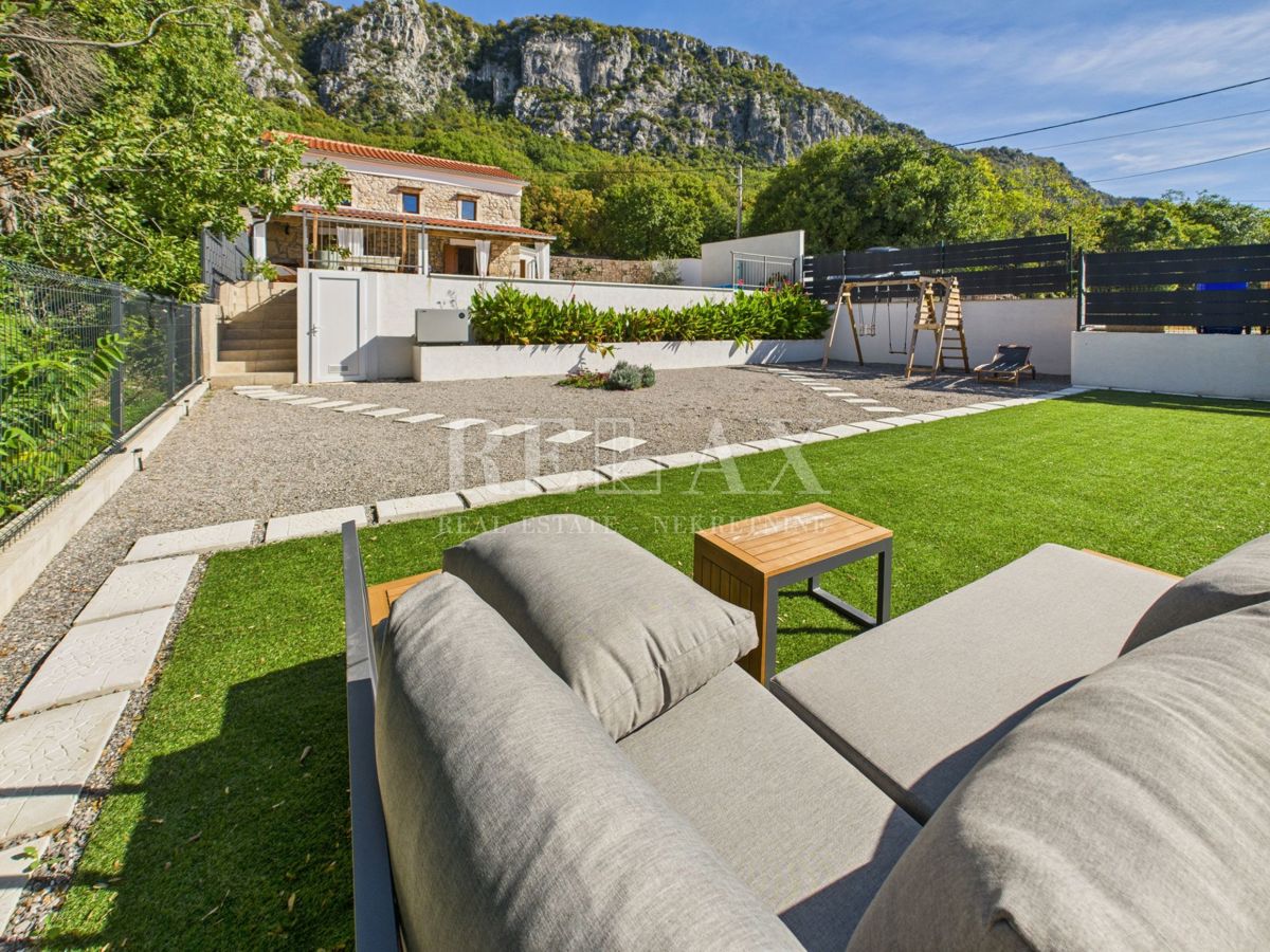 Bribir - kamnita vila z ogrevanim bazenom