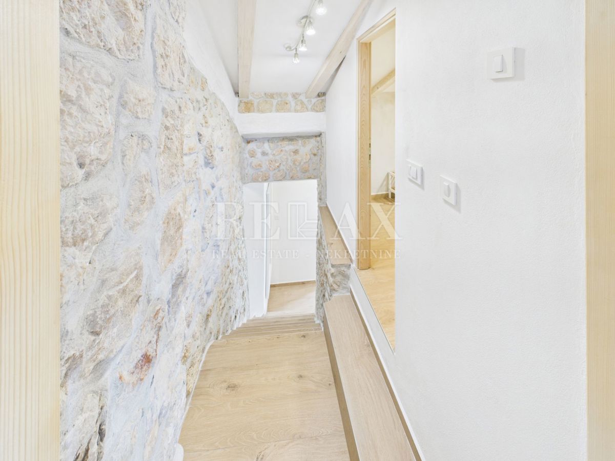 Bribir - kamnita vila z ogrevanim bazenom