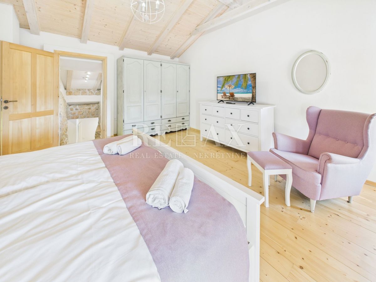 Bribir - kamnita vila z ogrevanim bazenom