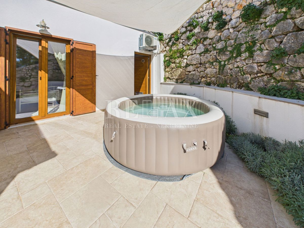 Bribir - kamnita vila z ogrevanim bazenom