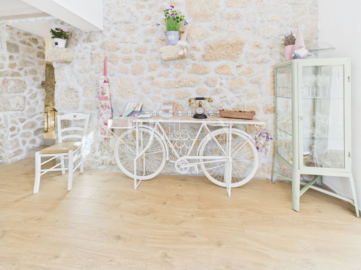 Bribir - kamnita vila z ogrevanim bazenom