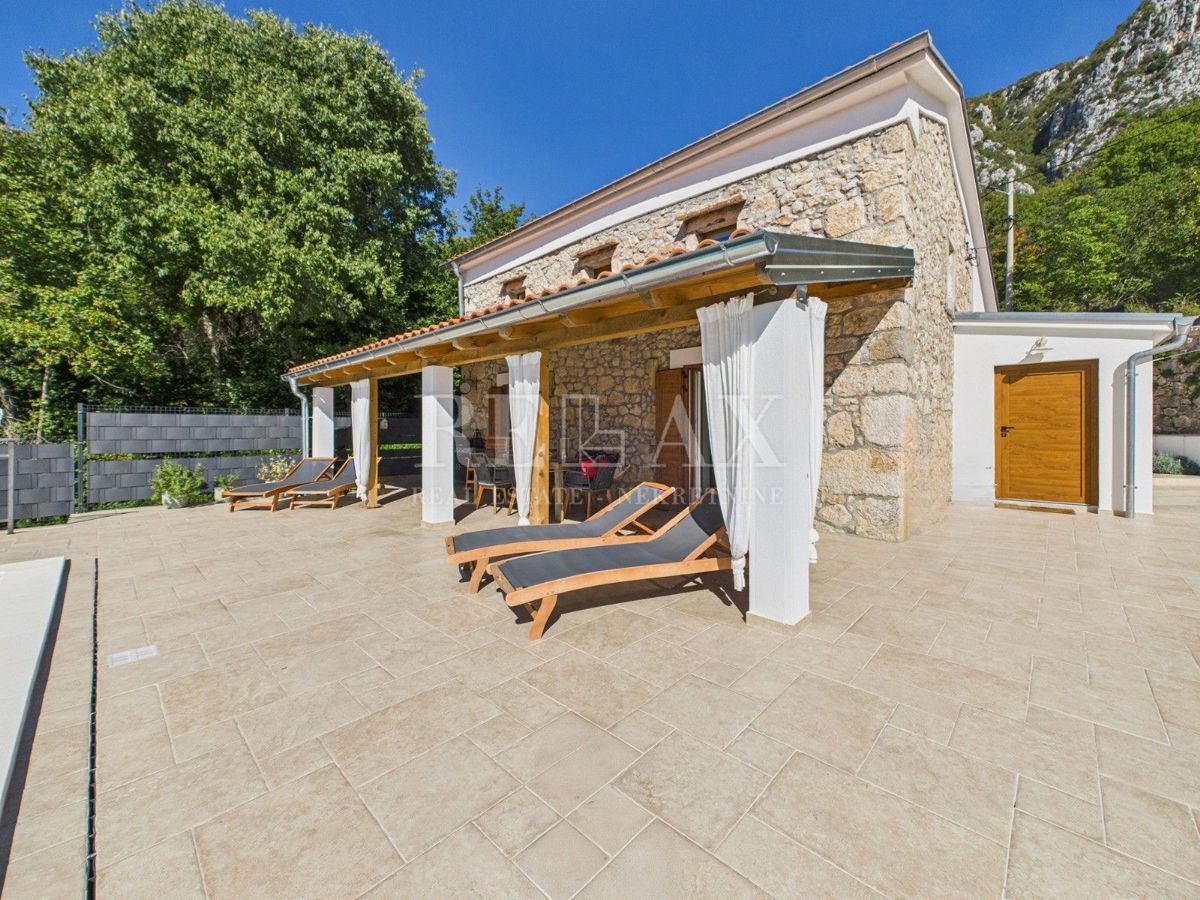 Bribir - kamnita vila z ogrevanim bazenom