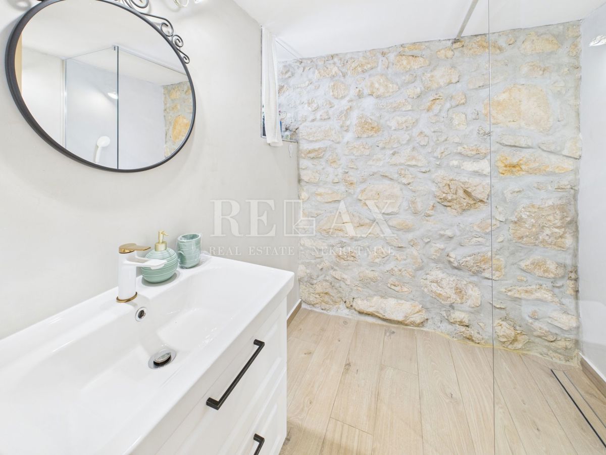 Bribir - kamnita vila z ogrevanim bazenom