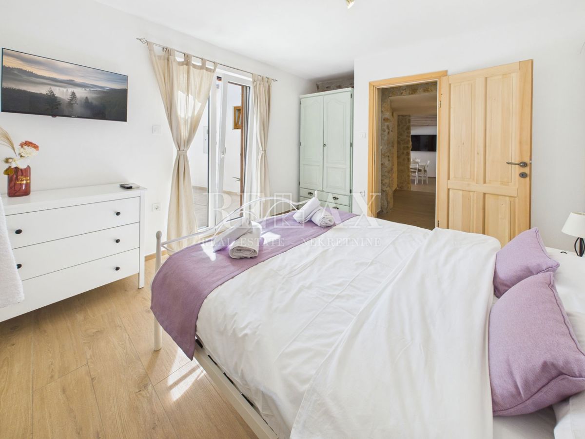 Bribir - kamnita vila z ogrevanim bazenom