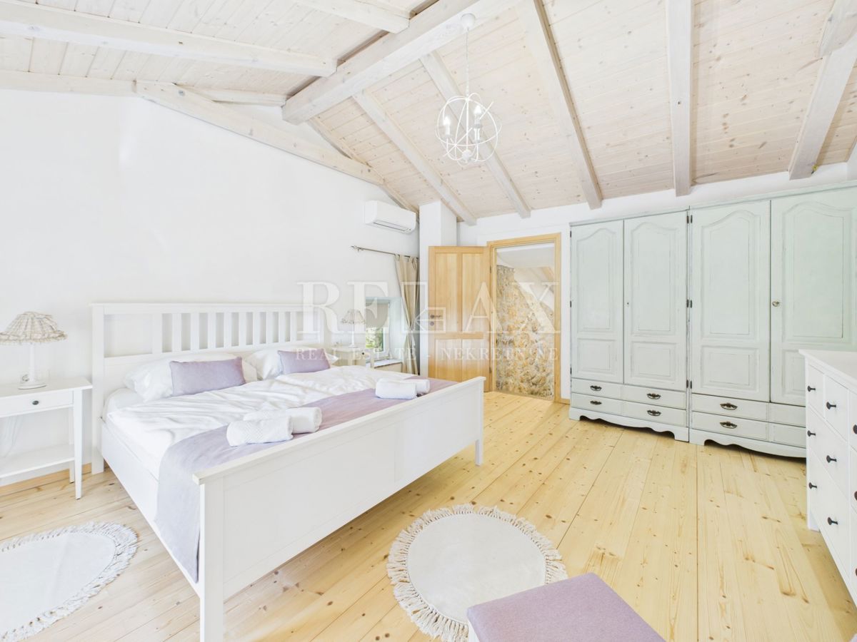 Bribir - kamnita vila z ogrevanim bazenom