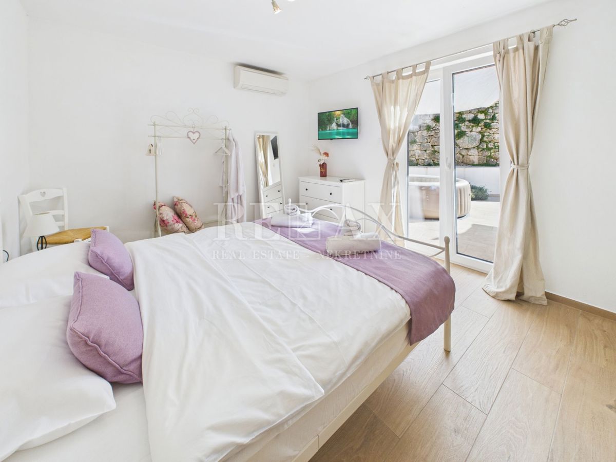 Bribir - kamnita vila z ogrevanim bazenom