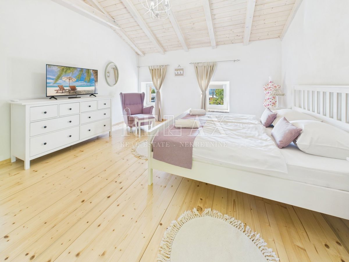 Bribir - kamnita vila z ogrevanim bazenom