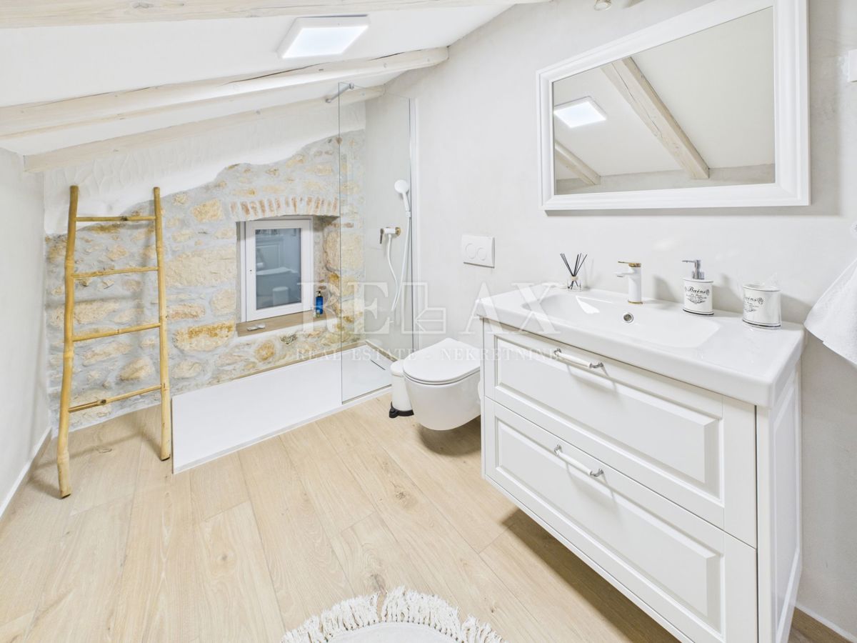 Bribir - kamnita vila z ogrevanim bazenom