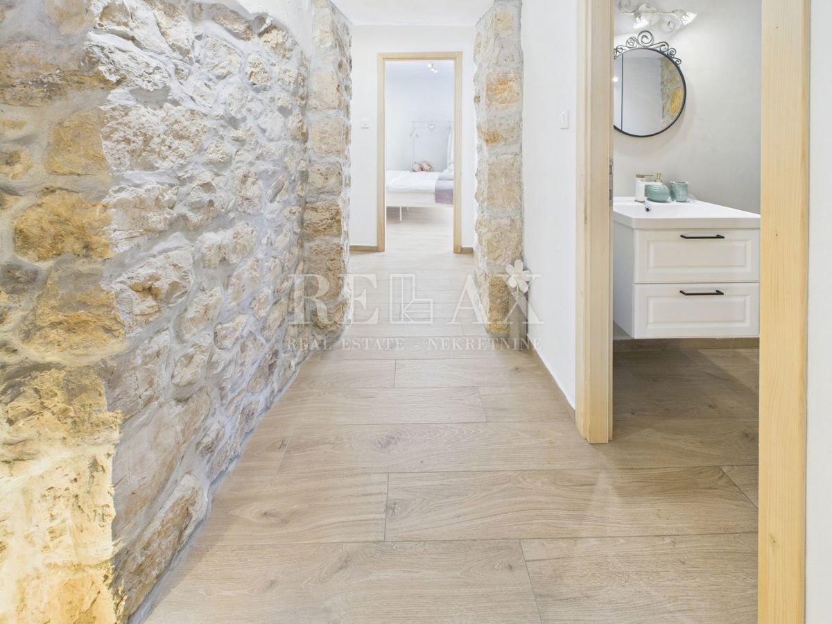 Bribir - kamnita vila z ogrevanim bazenom