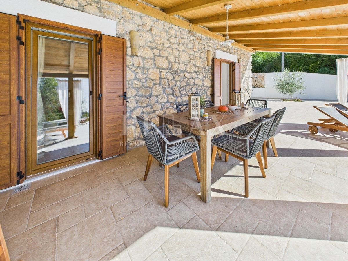 Bribir - kamnita vila z ogrevanim bazenom