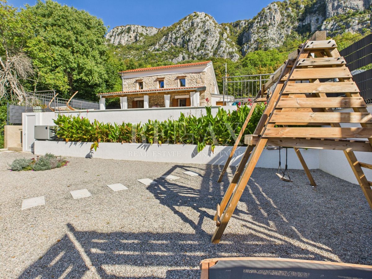 Bribir - kamnita vila z ogrevanim bazenom