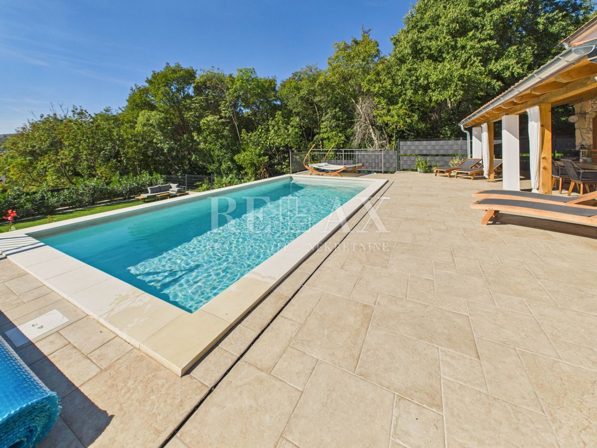 Bribir - kamnita vila z ogrevanim bazenom