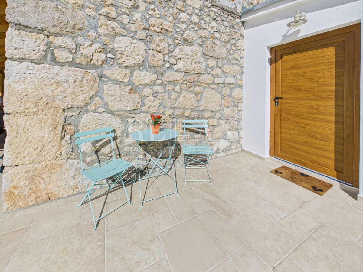 Bribir - kamnita vila z ogrevanim bazenom