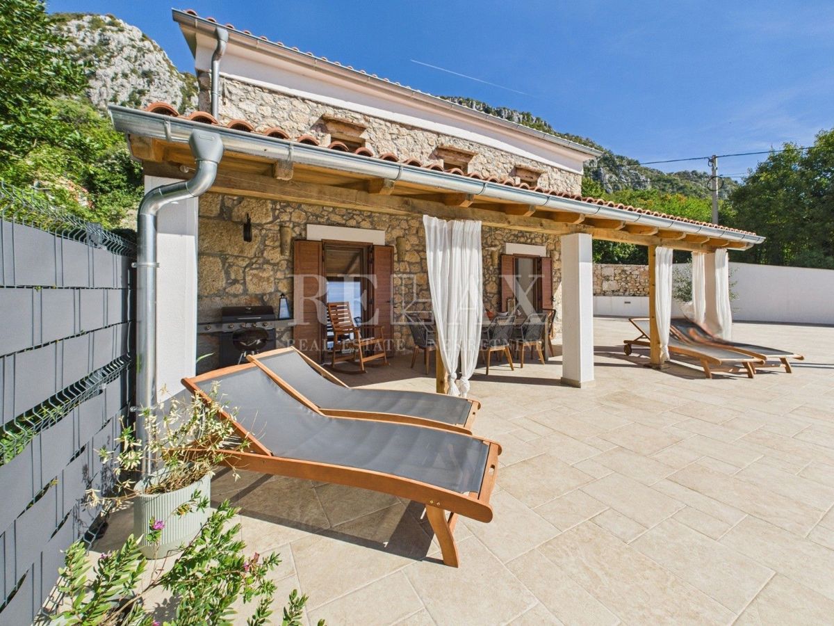 Bribir - kamnita vila z ogrevanim bazenom