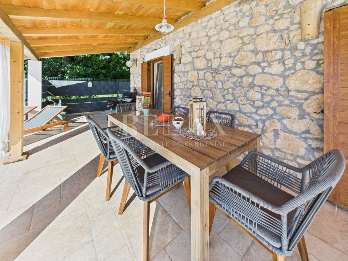 Bribir - kamnita vila z ogrevanim bazenom