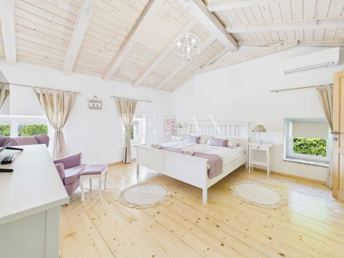 Bribir - kamnita vila z ogrevanim bazenom