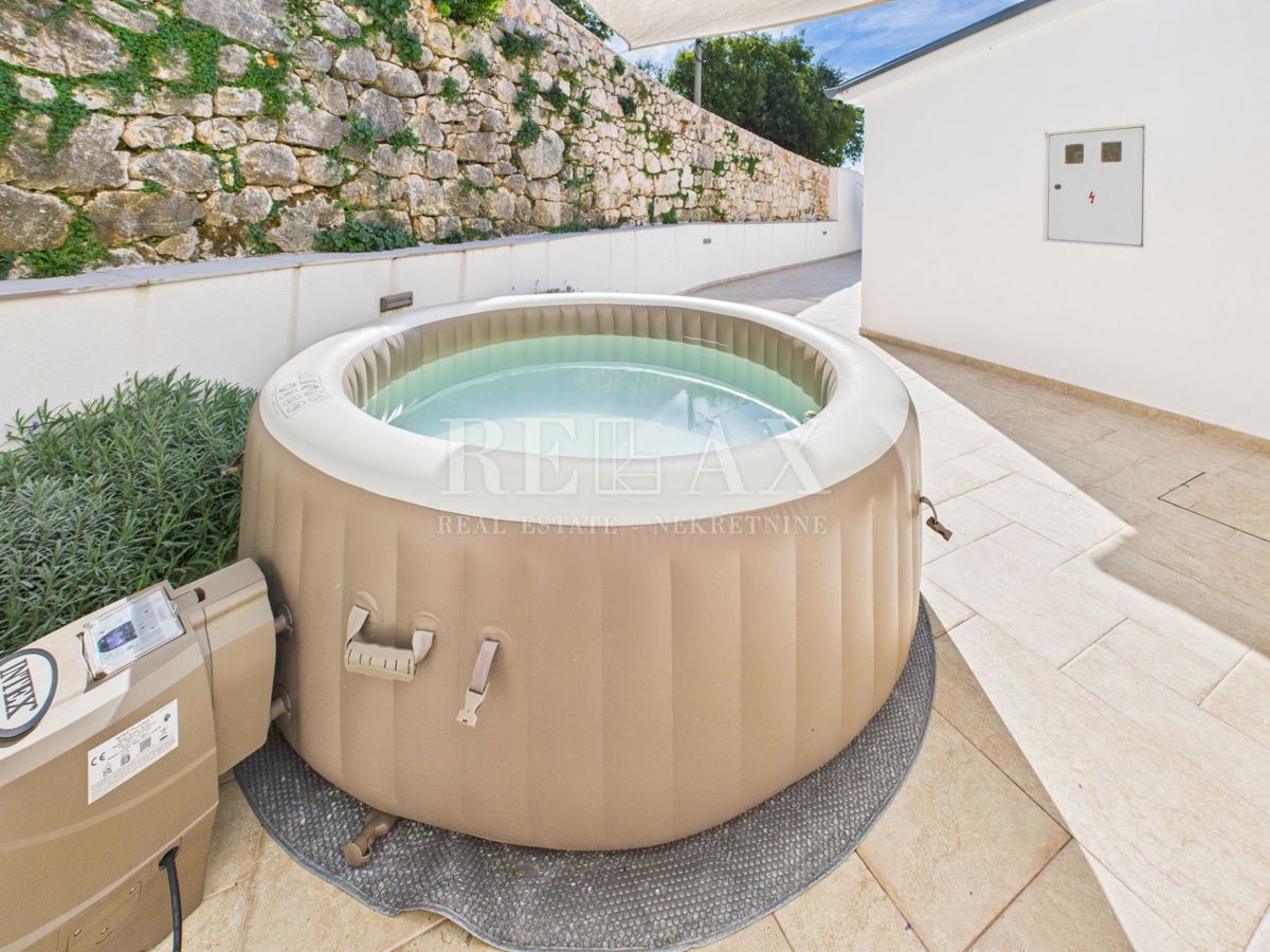 Bribir - kamnita vila z ogrevanim bazenom