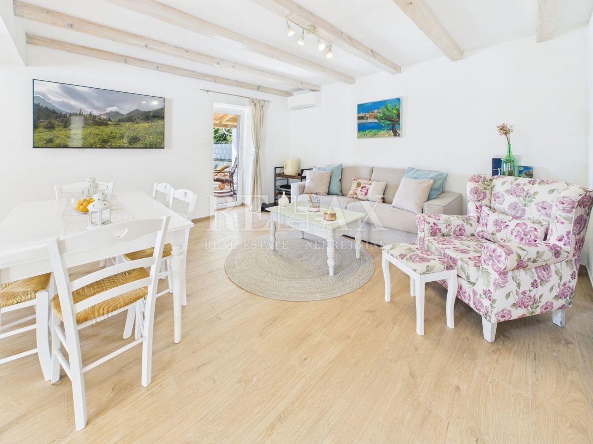 Bribir - kamnita vila z ogrevanim bazenom