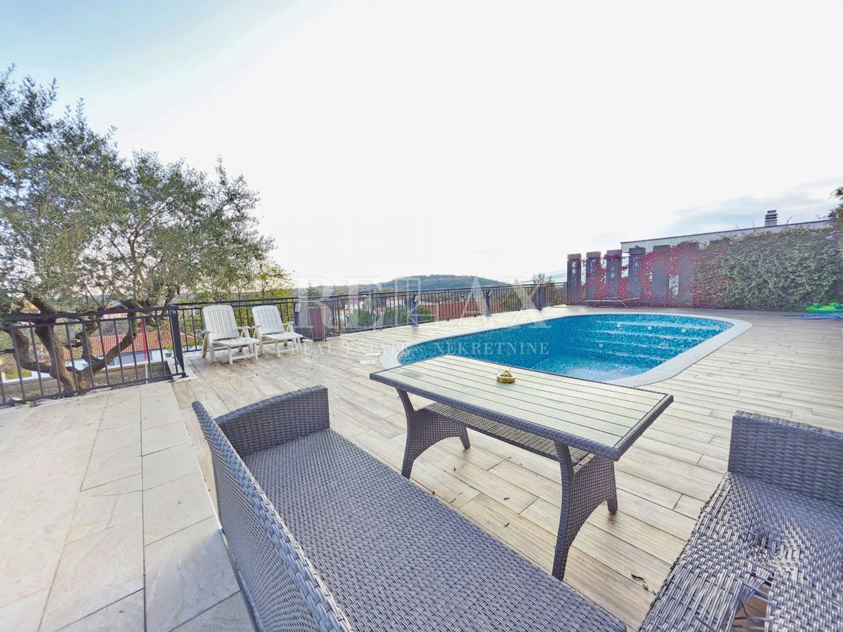 Viškovo, Saršoni - stanovanje z bazenom za uporabo, parkirišče