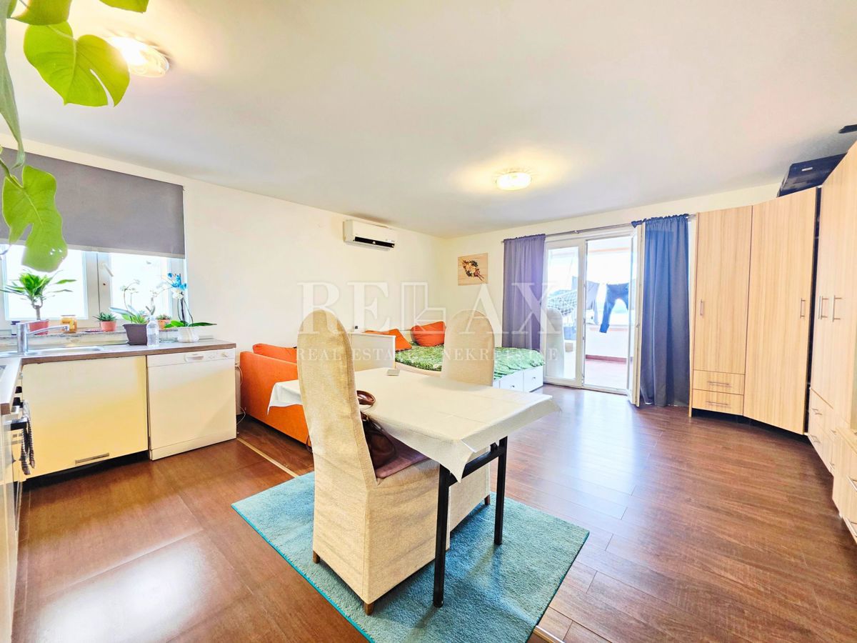 Crikvenica - studio apartma s pogledom na morje, parkirišče