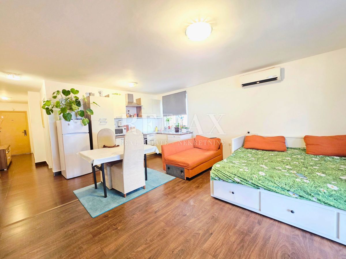 Crikvenica - studio apartma s pogledom na morje, parkirišče