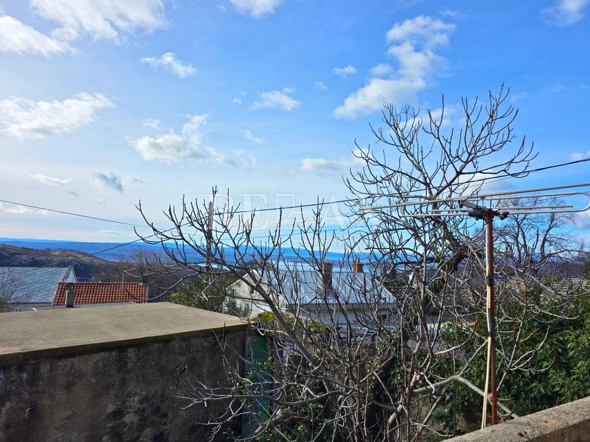 Grižane - starinska hiša z gospodarskim poslopjem, pogled na morje