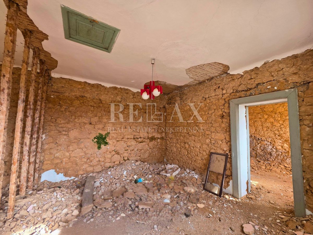 Grižane - starinska hiša z gospodarskim poslopjem, pogled na morje