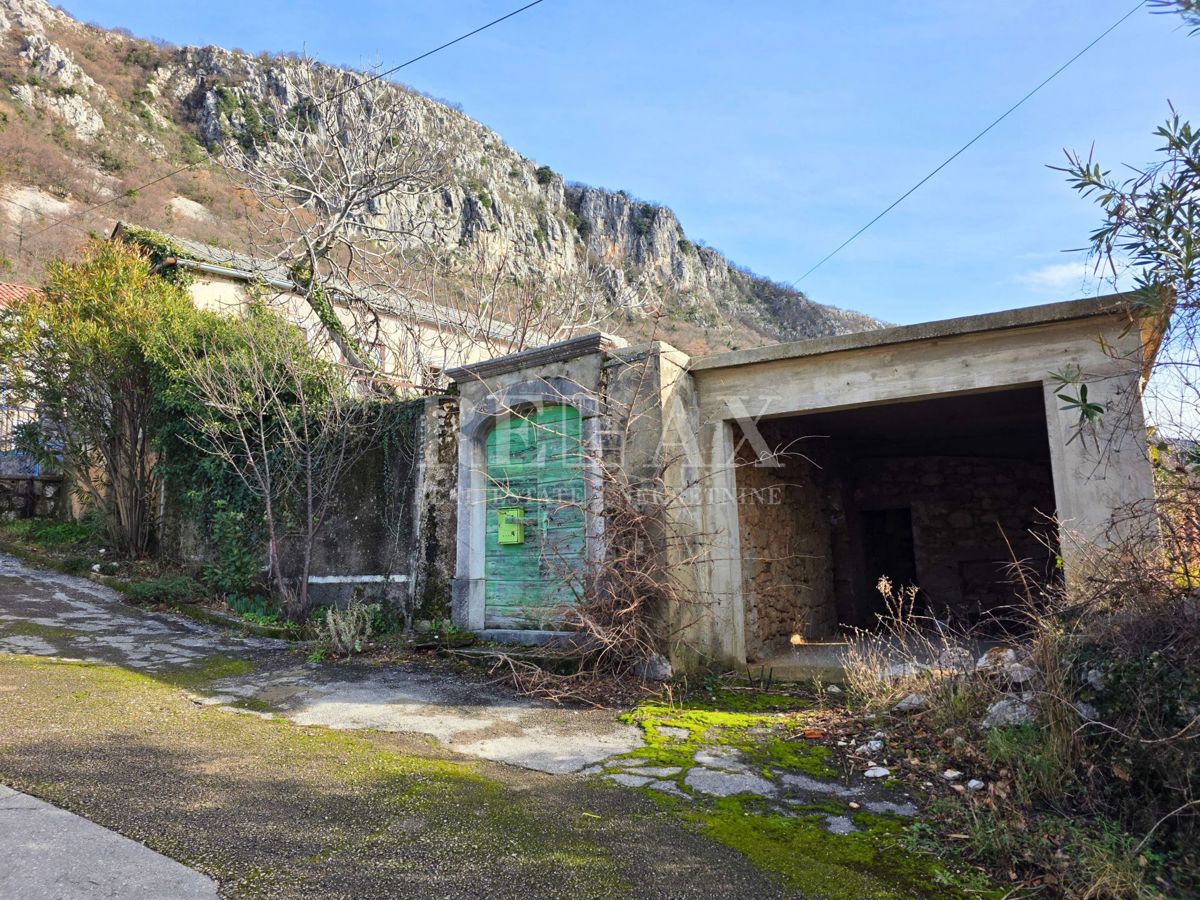 Grižane - starinska hiša z gospodarskim poslopjem, pogled na morje