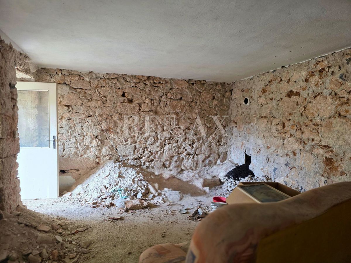 Grižane - starinska hiša z gospodarskim poslopjem, pogled na morje